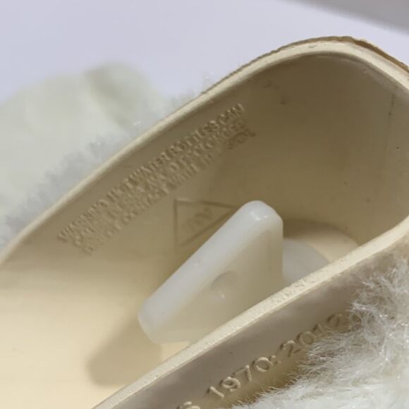 Hot water rubber bag for pain relief covered in a soft white faux fur - Picture 3 of 5